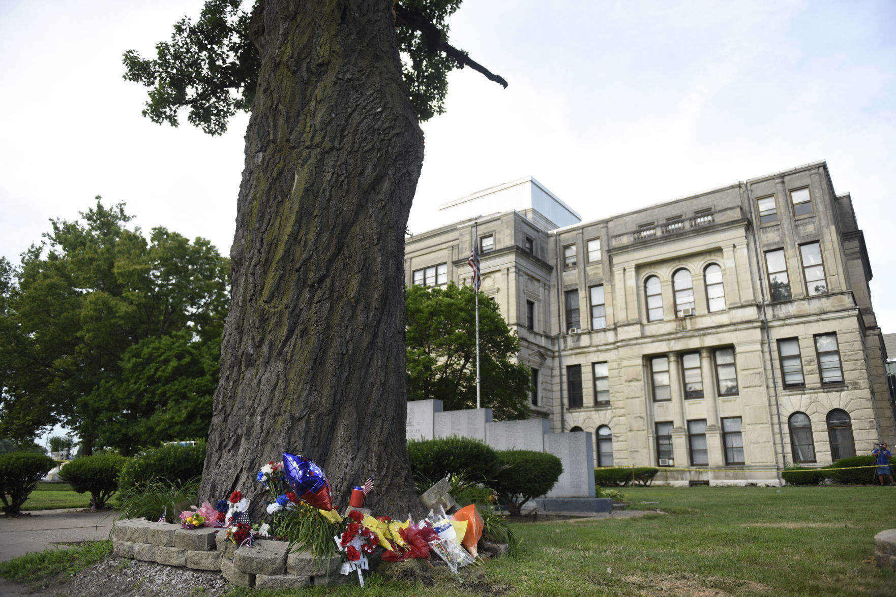 070518-mda-nws-tree-limbaccident-03.jpg